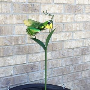 FLASH SALE Solar Grasshopper Garden Pick